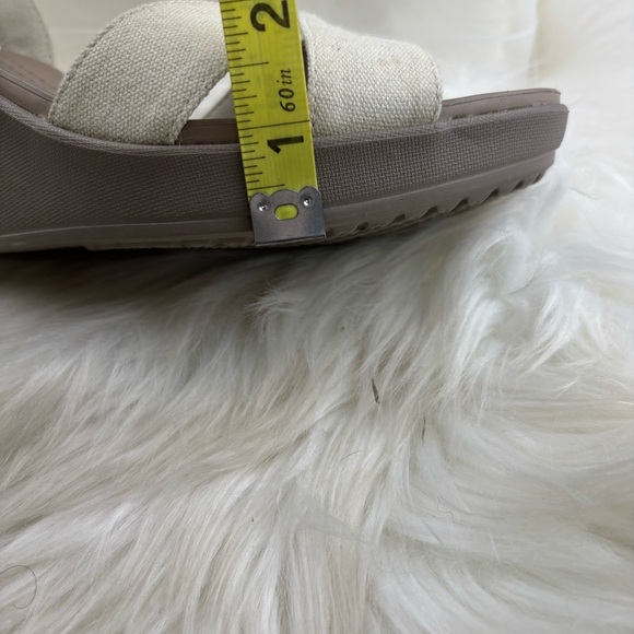 CROCS Cream Wedge Sandals with Minimalist Design - Picture 9 of 11